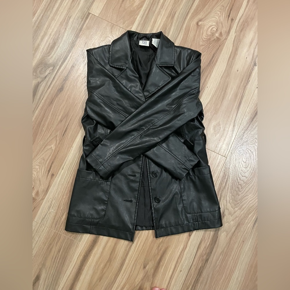 725 original leather faux  jacket that is perfect for fall and any formal event